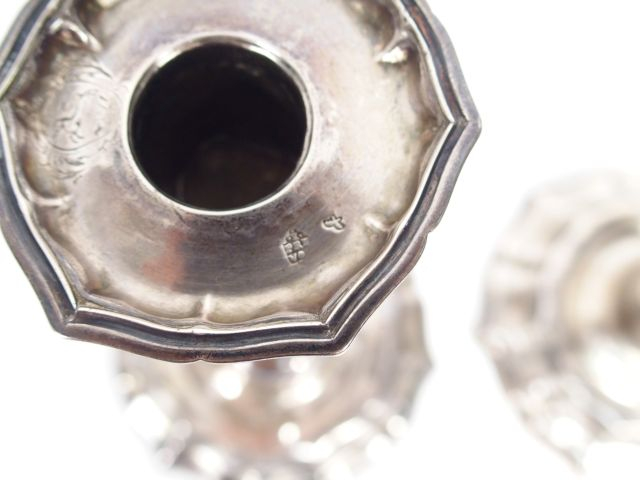 Paire de flambeaux XVIIIème en argent, armoriés, base à contours, fût 