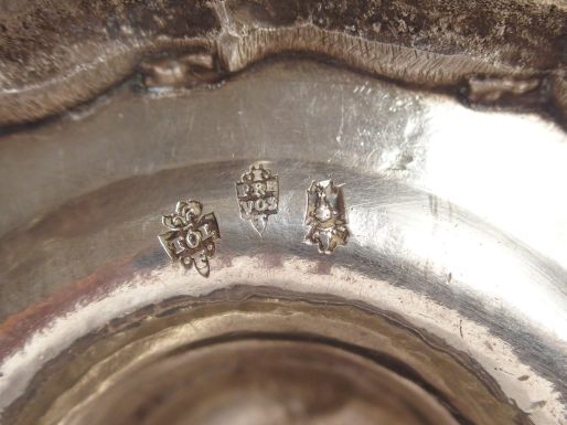 Paire de flambeaux XVIIIème en argent, armoriés, base à contours, fût 