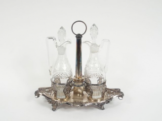 Vente aux enchères Huilier vinaigrier en argent XVIIIème. Poids: 1110gr