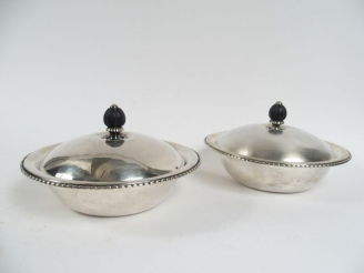 Vente aux enchères GEORG JENSEN. Paire de légumiers en argent, prise des couvercles en éb