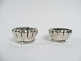 Vente aux enchères GEORG JENSEN. Paire de salerons en argent. Poids: 90gr