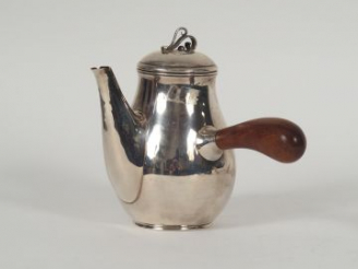 Vente aux enchères Verseuse Art Nouveau en argent, prise latérale en palissandre. Danemar