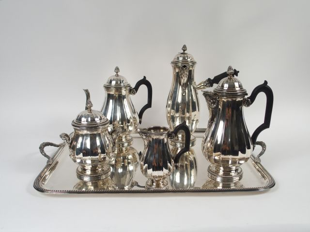 Service à thé, café et chocolat de style Louis XVI en argent, poinçon 