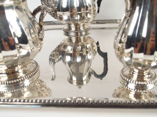 Service à thé, café et chocolat de style Louis XVI en argent, poinçon 