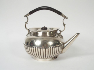 Vente aux enchères Verseuse en argent anglais à décor de godrons, prise du couvercle et a