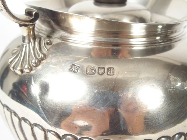 Verseuse en argent anglais à décor de godrons, prise du couvercle et a