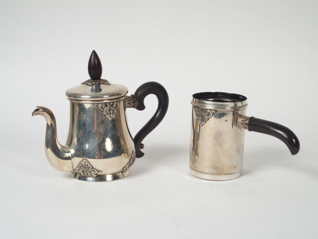 Verseuse égoiste et sa tasse de voyage en argent étranger, manches et 