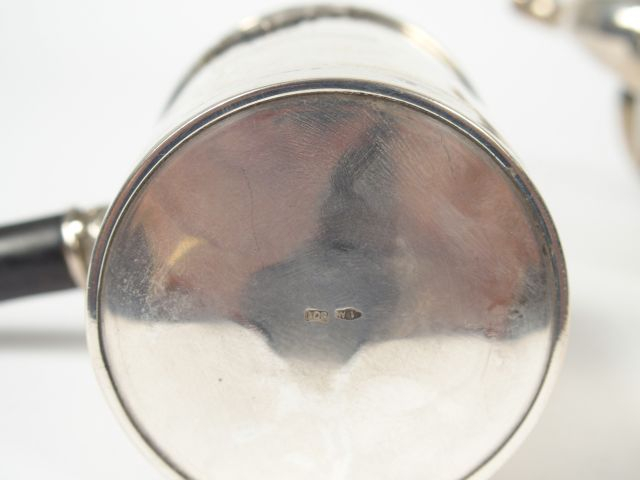 Verseuse égoiste et sa tasse de voyage en argent étranger, manches et 