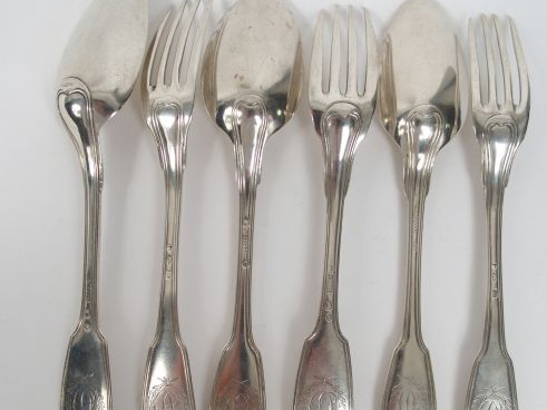 3 couverts en argent, modèle au filet, gravés d'un monogramme dans une