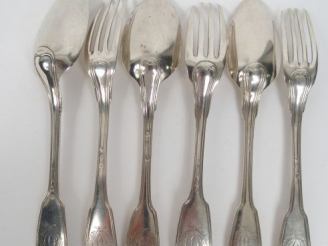 Vente aux enchères 3 couverts en argent, modèle au filet, gravés d'un monogramme dans une