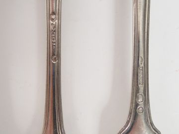 3 couverts en argent, modèle au filet, gravés d'un monogramme dans une