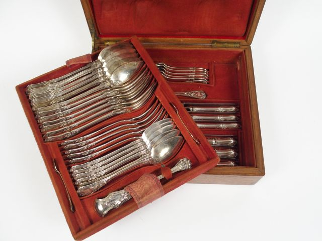 Dans un écrin en chêne, ménagère Napoléon III en argent, poinçon Miner