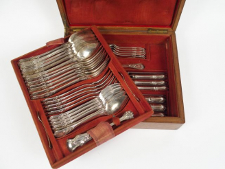 Vente aux enchères Dans un écrin en chêne, ménagère Napoléon III en argent, poinçon Miner