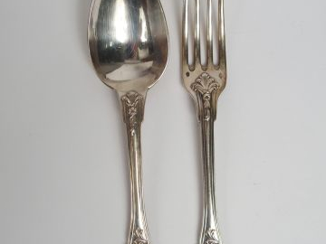 Dans un écrin en chêne, ménagère Napoléon III en argent, poinçon Miner