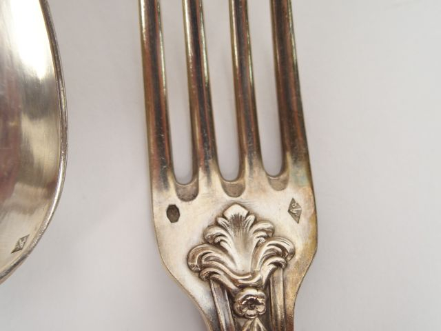 Dans un écrin en chêne, ménagère Napoléon III en argent, poinçon Miner