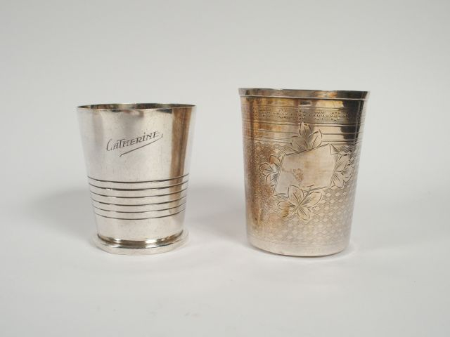 Deux différentes timbales en argent, poinçon Minerve. L'une gravée.  P