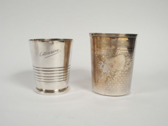 Vente aux enchères Deux différentes timbales en argent, poinçon Minerve. L'une gravée.  P