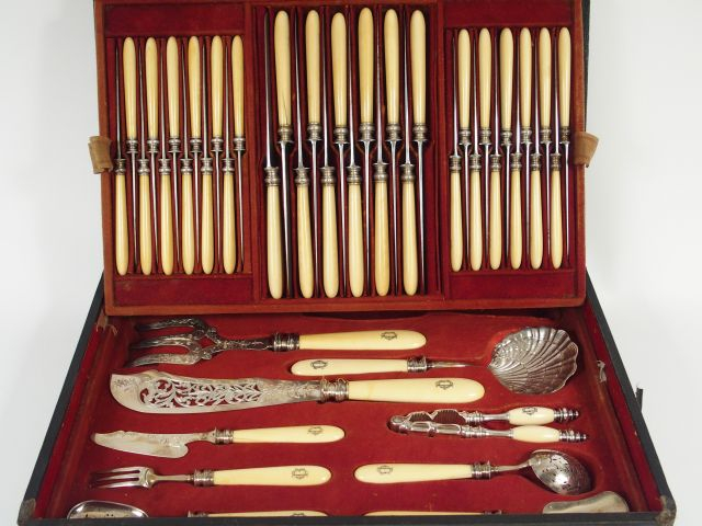 Partie de ménagère en argent, manches en ivoire monogrammé, comprenant