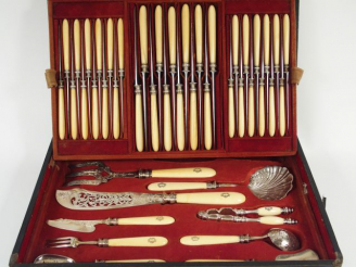 Vente aux enchères Partie de ménagère en argent, manches en ivoire monogrammé, comprenant