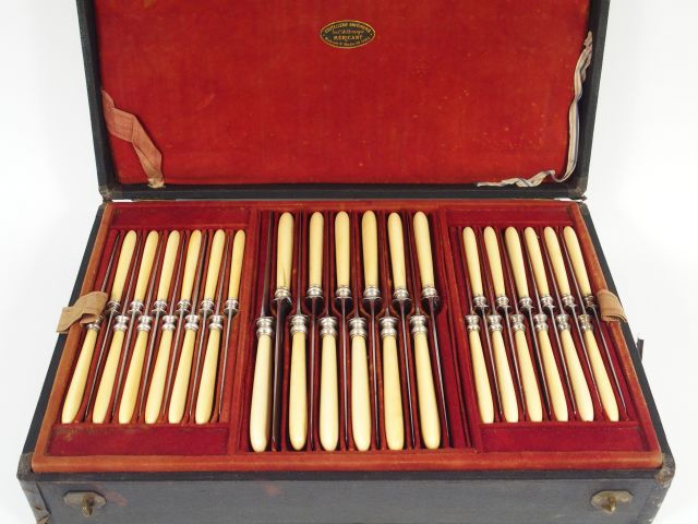 Partie de ménagère en argent, manches en ivoire monogrammé, comprenant