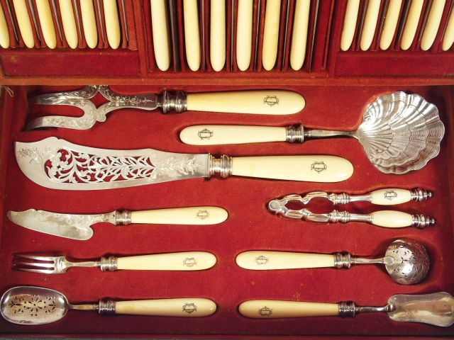 Partie de ménagère en argent, manches en ivoire monogrammé, comprenant
