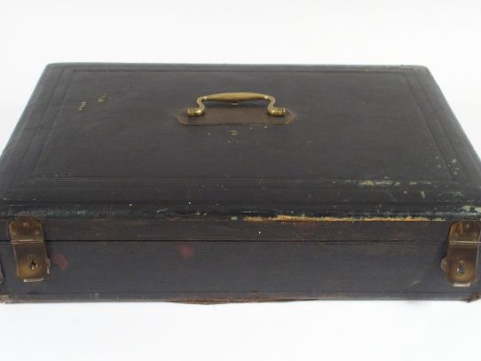 Partie de ménagère en argent, manches en ivoire monogrammé, comprenant