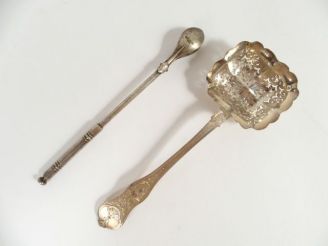 Vente aux enchères Saupoudreuse de style Louis XVI en argent, poinçon Minerve, à décor gr