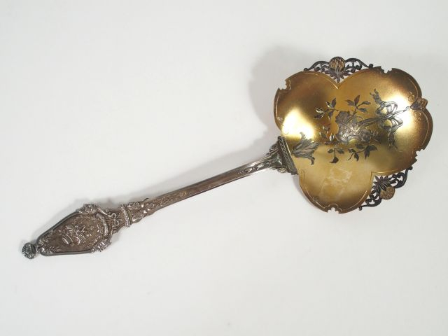 Pelle à fraise en argent et vermeil, poinçon Minerve, à décor gravé su