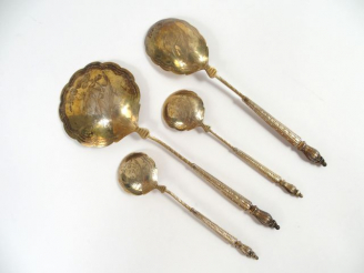 Vente aux enchères Suite de quatre cuillères à servir, dont une paire, en argent et verme