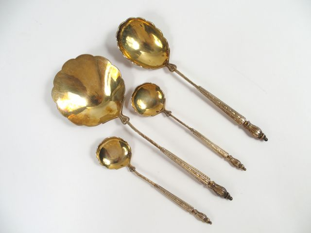 Suite de quatre cuillères à servir, dont une paire, en argent et verme