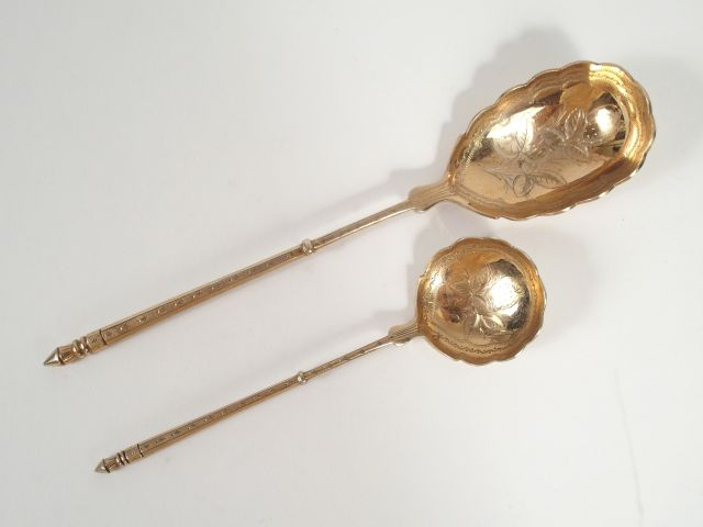 Deux différentes cuillères en vermeil, poinçon Minerve, modèle russe, 