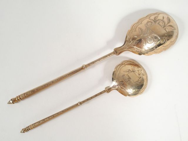 Deux différentes cuillères en vermeil, poinçon Minerve, modèle russe, 