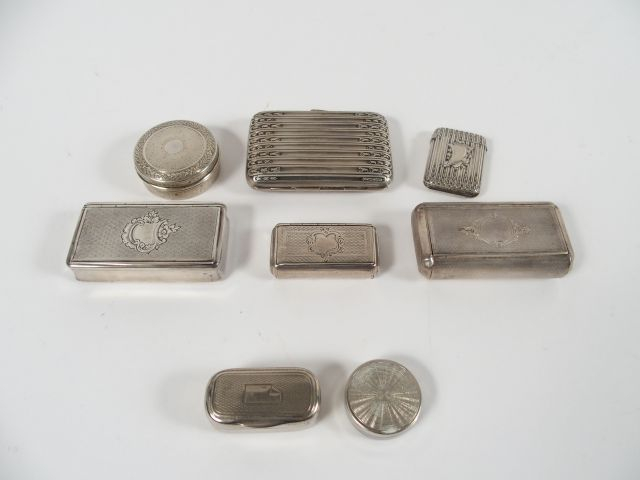 6 différentes boîtes à pilules en argent. Poids: 235 gr On y joint deu
