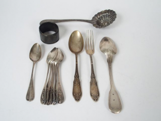 Vente aux enchères Ensemble en argent, poinçon Minerve, comprenant une saupoudreuse, un c