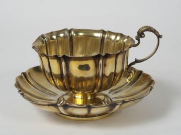 Grande tasse sur piedouche et sous tasse en vermeil, poinçon Minerve, 