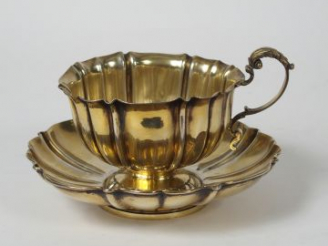 Vente aux enchères Grande tasse sur piedouche et sous tasse en vermeil, poinçon Minerve, 