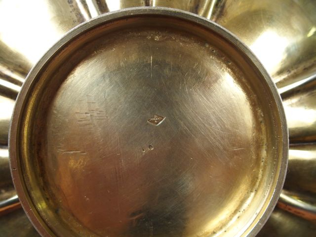 Grande tasse sur piedouche et sous tasse en vermeil, poinçon Minerve, 