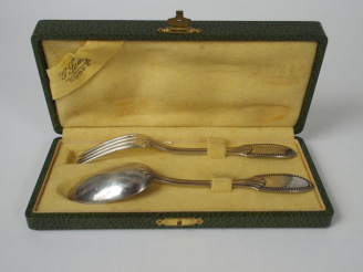 Vente aux enchères Couvert d'enfant en argent, poinçon Minerve, à décor de palmettes styl