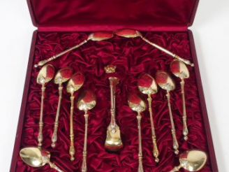 Vente aux enchères Service à café comprenant 12 cuillères à café et une pince à sucre en 