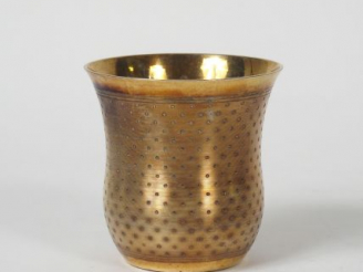 Vente aux enchères Timbale de forme tulipe en vermeil, poinçon Minerve, à décor guillauch