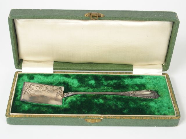 Petite pelle à servir de style Rocaille, en argent poinçon Minerve. M.