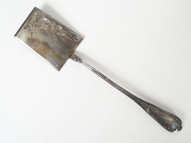 Petite pelle à servir de style Rocaille, en argent poinçon Minerve. M.