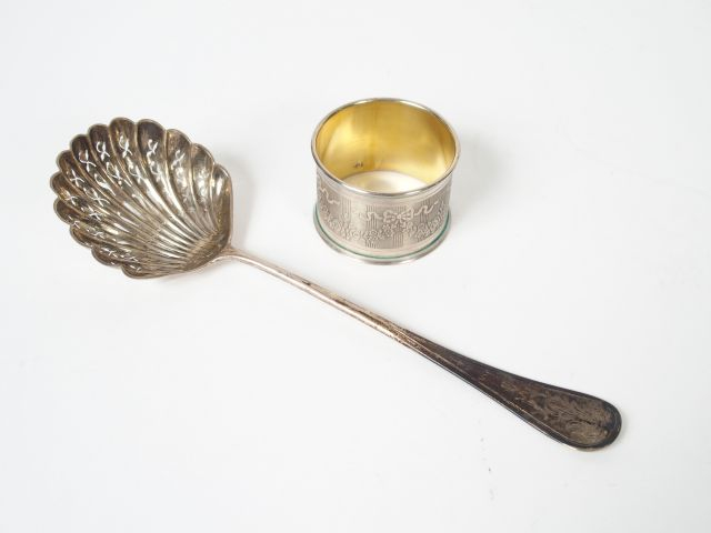 Soupoudreuse en argent, poinçon Minerve, à décor guillauché et gravé d