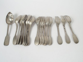 Vente aux enchères Ensemble de couverts en argent, modèles et poinçons dépareillés (une f