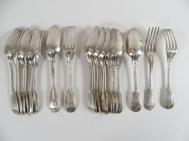 Ensemble de couverts en argent poinçon Minerve, modèles au filet monog