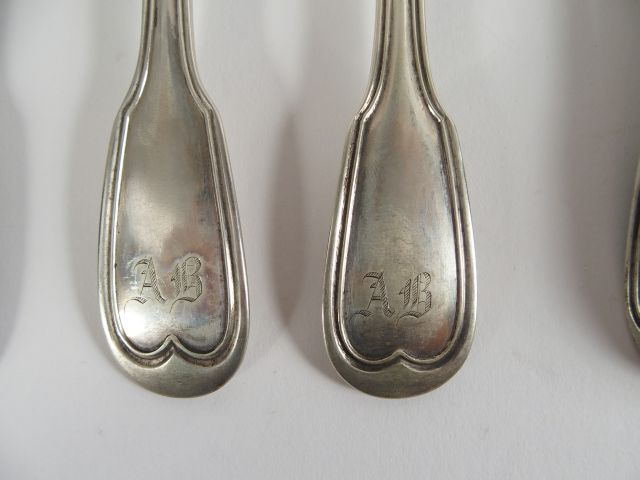 Ensemble de couverts en argent poinçon Minerve, modèles au filet monog