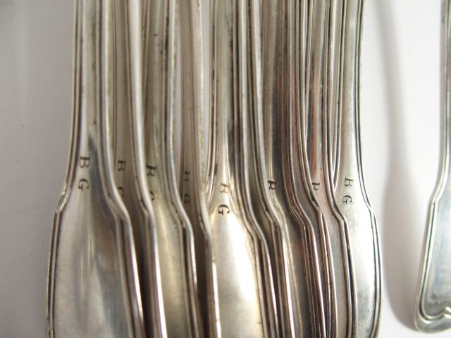 Ensemble de couverts en argent poinçon Minerve, modèles au filet monog