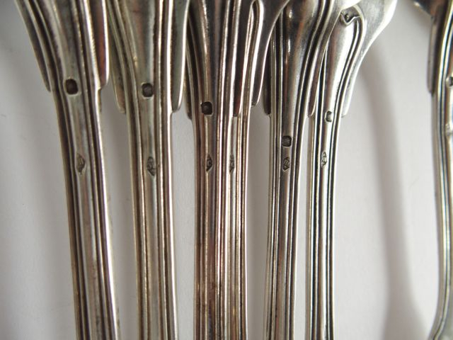 Ensemble de couverts en argent poinçon Minerve, modèles au filet monog