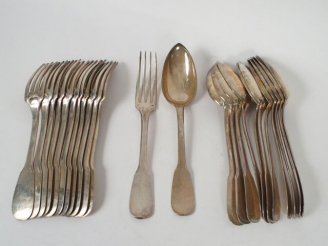 Vente aux enchères 12 couverts en argent, poinçon Minerve, modèle uniplat. MO : JH. Poids