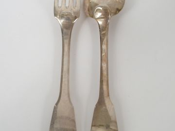 12 couverts en argent, poinçon Minerve, modèle uniplat. MO : JH. Poids